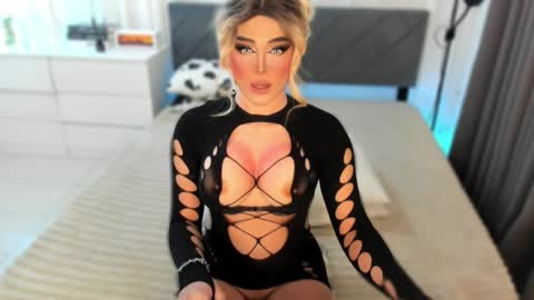 Snapshot of holy_grantqueenx chatting on June 7, 8:34 pm Miss Gia online show from June 7, 8:34 pm
