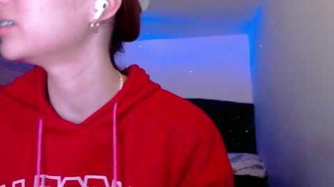 Snapshot of holy_julii chatting on June 2, 4:36 am holy_julii online show from June 2, 4:36 am