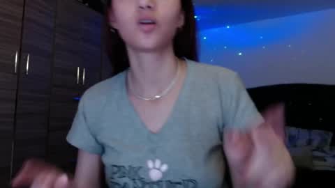 Snapshot of holy_julii chatting on June 8, 3:29 am holy_julii online show from June 8, 3:29 am