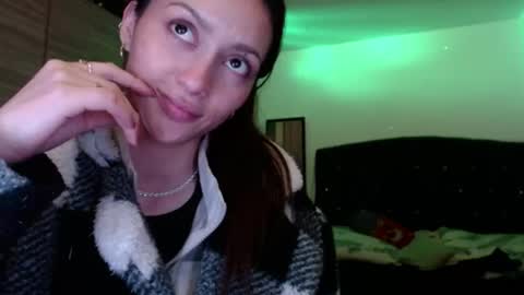 Snapshot of holy_julii chatting on June 10, 3:39 am holy_julii online show from June 10, 3:39 am