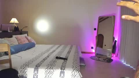 Snapshot of holy_khloe chatting on April 18, 2:37 am Kira Purrr online show from April 18, 2:37 am