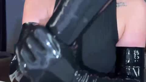 Snapshot of holycatharsis chatting on December 17, 6:47 pm Goddess Holy Catharsis online show from December 17, 6:47 pm