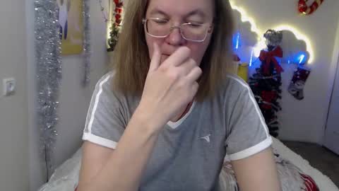 Snapshot of holymilfa chatting on December 8, 10:19 am holymilfa online show from December 8, 10:19 am