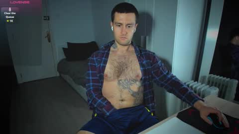 Snapshot of honestandrew chatting on February 18, 5:53 pm Andrew online show from February 18, 5:53 pm