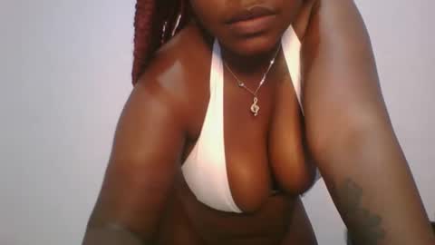 honey_beb online show from October 5, 6:01 am