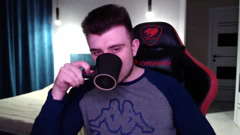 Snapshot of honey_furry chatting on December 22, 5:21 pm Wolfy online show from December 22, 5:21 pm