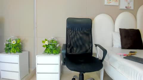 Snapshot of honey_hex_ chatting on May 25, 12:33 pm honey_hex_ online show from May 25, 12:33 pm