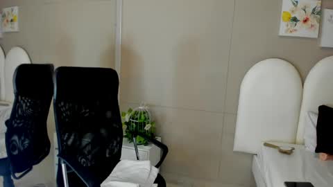 Snapshot of honey_hex_ chatting on May 29, 1:31 pm honey_hex_ online show from May 29, 1:31 pm