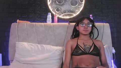 honey_lesbian_hott777 online show from June 6, 7:35 am