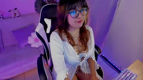 Snapshot of honey_m0on chatting on June 3, 6:46 pm Milenka online show from June 3, 6:46 pm