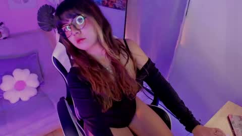 Snapshot of honey_m0on chatting on June 4, 6:58 pm Milenka online show from June 4, 6:58 pm
