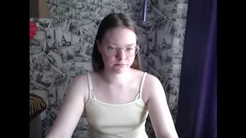 Snapshot of honey_mood chatting on September 23, 8:28 am Lina online show from September 23, 8:28 am