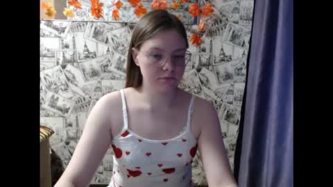 Snapshot of honey_mood chatting on November 9, 9:40 am Lina online show from November 9, 9:40 am
