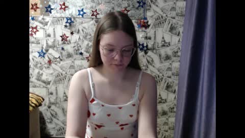 Snapshot of honey_mood chatting on December 2, 9:36 am Lina online show from December 2, 9:36 am