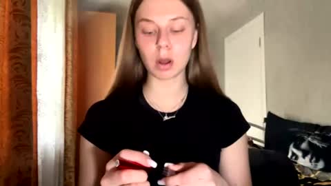 Snapshot of honeyaskren chatting on May 16, 11:42 am Klara online show from May 16, 11:42 am