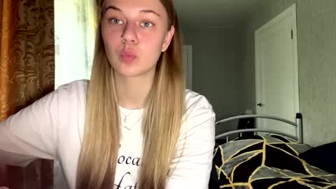 Snapshot of honeyaskren chatting on May 23, 8:29 am Klara online show from May 23, 8:29 am
