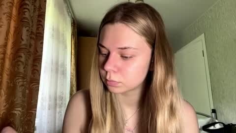 Snapshot of honeyaskren chatting on May 29, 9:07 am Klara online show from May 29, 9:07 am