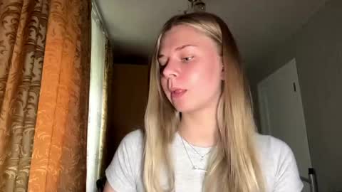 Snapshot of honeyaskren chatting on June 1, 12:07 pm Klara online show from June 1, 12:07 pm