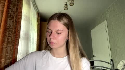 Snapshot of honeyaskren chatting on June 2, 10:06 am Klara online show from June 2, 10:06 am