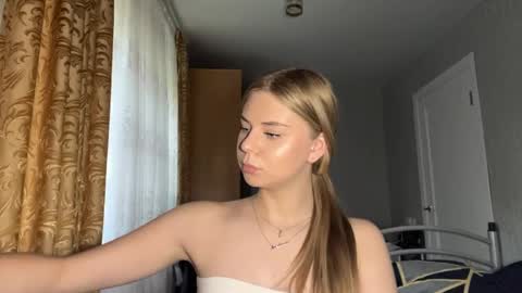 Snapshot of honeyaskren chatting on June 3, 2:33 pm Klara online show from June 3, 2:33 pm