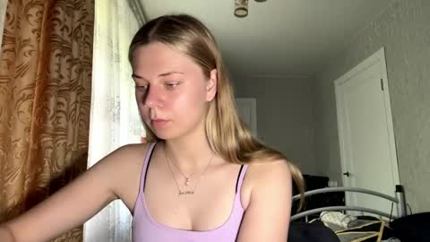 Snapshot of honeyaskren chatting on June 10, 10:03 am Klara online show from June 10, 10:03 am