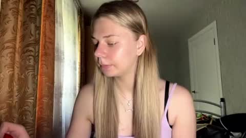 Snapshot of honeyaskren chatting on June 15, 10:28 am Klara online show from June 15, 10:28 am