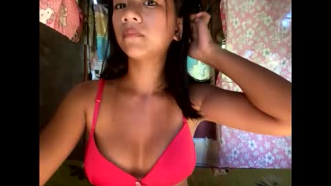 Snapshot of honeybabe12xx chatting on June 8, 5:52 am honeybabe12xx online show from June 8, 5:52 am