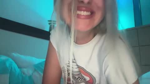 Snapshot of honeybun_z chatting on December 14, 1:44 am honeybun_z online show from December 14, 1:44 am