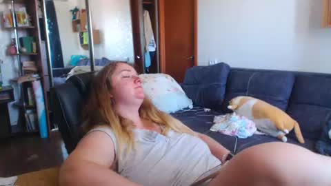 HoneydewMolly online show from June 25, 12:20 pm