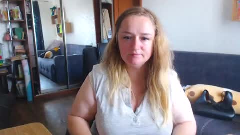 HoneydewMolly online show from July 1, 9:11 am