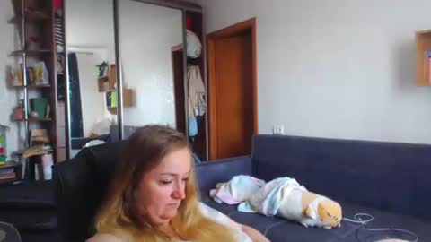 HoneydewMolly online show from July 7, 9:35 am