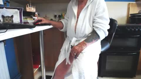 Snapshot of honeymaster290 chatting on October 14, 1:56 pm honeymaster290 online show from October 14, 1:56 pm