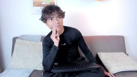 Snapshot of honeymoon_sariel chatting on June 17, 1:45 pm honeymoon_sariel online show from June 17, 1:45 pm