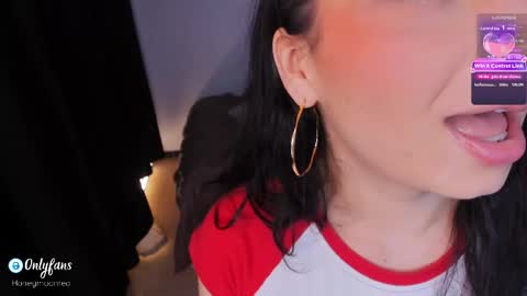 Snapshot of honeymoontea chatting on April 22, 10:55 pm online show from April 22, 10:55 pm