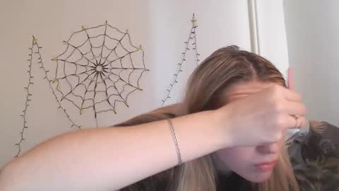 honeyveil online show from November 19, 1:11 pm