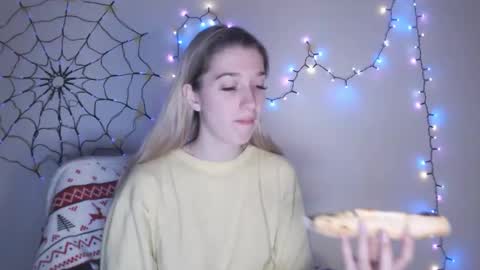 honeyveil online show from December 5, 2:25 pm