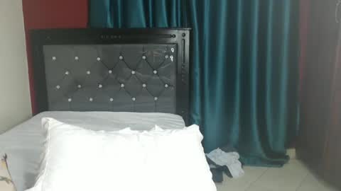 Snapshot of hornybella4 chatting on December 19, 8:23 pm Bella online show from December 19, 8:23 pm