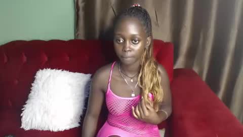 Snapshot of hornybella4 chatting on January 7, 11:56 pm Bella online show from January 7, 11:56 pm