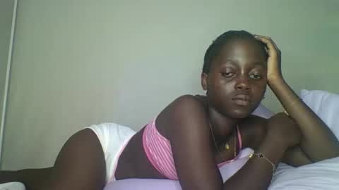 Snapshot of hornybella4 chatting on October 30, 6:04 am Bella online show from October 30, 6:04 am