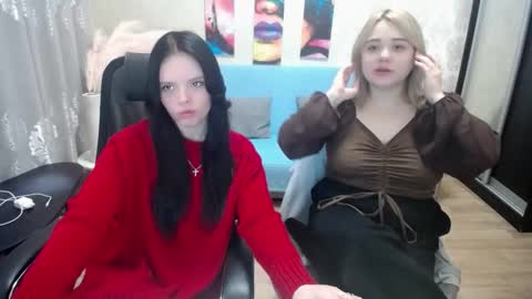 Lola and Lana online show from December 21, 6:48 pm