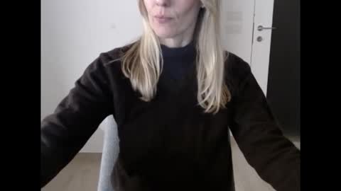 Snapshot of hornyssima chatting on December 15, 4:33 pm Hornyssima online show from December 15, 4:33 pm