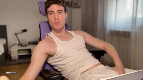 Snapshot of hornytwunk01 chatting on December 18, 9:26 am hornytwunk01 online show from December 18, 9:26 am