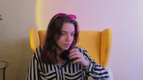 Mia online show from October 2, 7:48 am