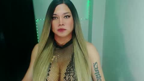 Snapshot of hosersecockselfsucker chatting on December 4, 2:53 am YOUR MAJESTY LUCY PEARL online show from December 4, 2:53 am