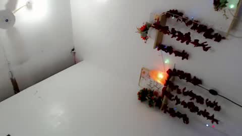 Snapshot of hot_falling_devilxx chatting on February 23, 1:32 pm    online show from February 23, 1:32 pm