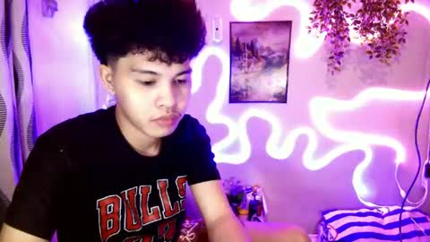 Snapshot of hot_kisser19 chatting on July 8, 1:54 am mark online show from July 8, 1:54 am