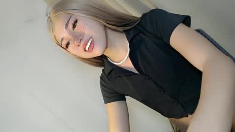 hot_little_angel18 online show from June 14, 3:08 am