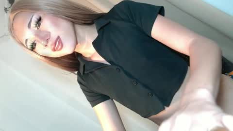 hot_little_angel18 online show from June 28, 3:23 am