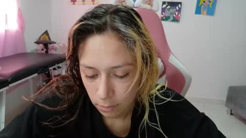 Mia online show from December 16, 4:45 pm