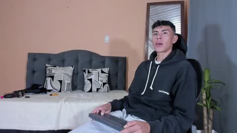 hot_twinks83 online show from February 5, 11:23 am